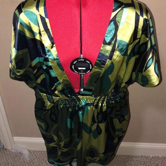 Pretty greens top😍 - Picture 1 of 3